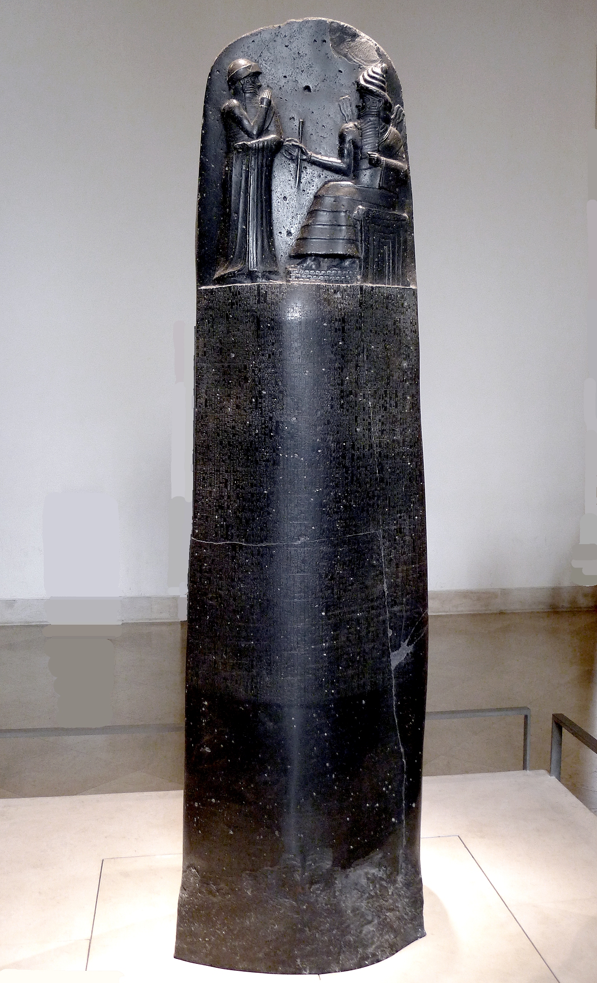 上图：汉谟拉比法典（Code of Hammurabi），是古巴比伦国王汉谟拉比（Hammurabi）约于主前1754年颁布的一部法律，是现存最早的一部比较系统的法典，收录了282条条文，用阿卡德楔形文字刻在一根黑色的玄武岩圆柱上，现存于卢浮宫。把汉谟拉比法典和摩西律法进行对比，就可以发现神的律法超越人类法律的地方。