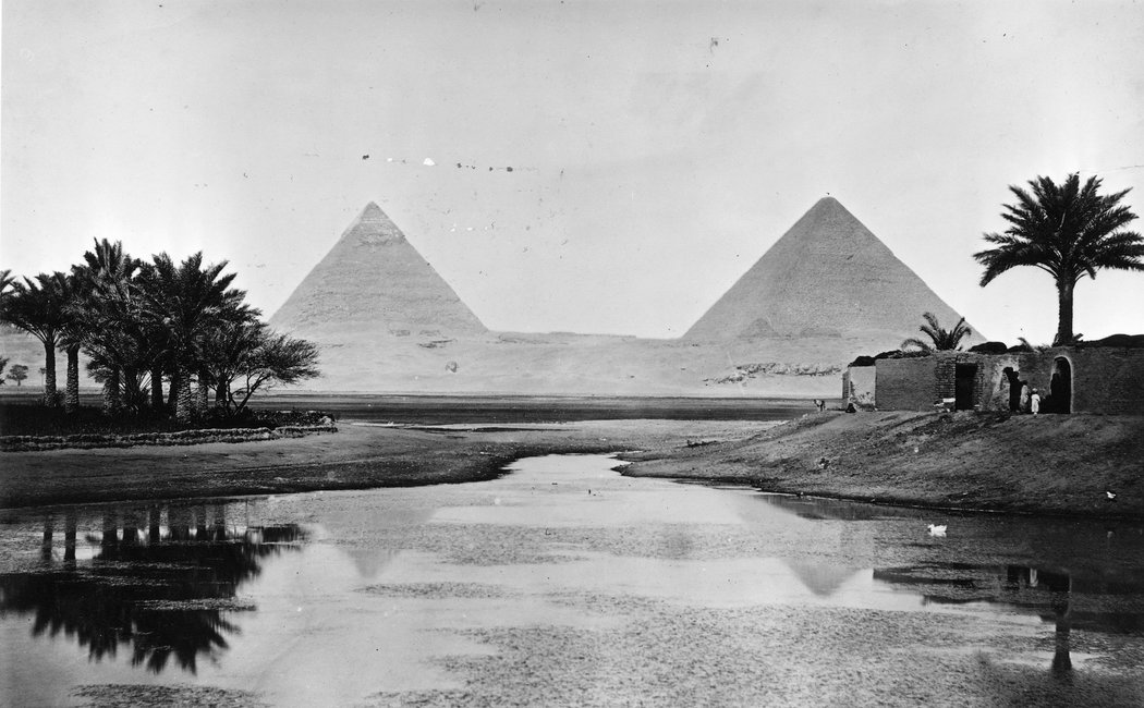 上图：尼罗河畔的吉萨金字塔群（Giza pyramid complex），摄于1900年。