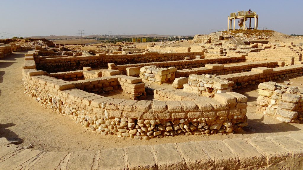 上图：别是巴城遗址（Tel Beer Sheva）的地基和墙。当时的普通人用未凿过的石头作地基，在上面用泥砖砌墙。