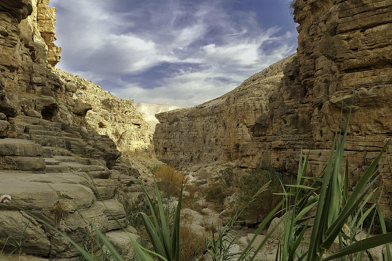 上图：Qelt旱溪（Wadi Qelt，or Nahal Prat?）中「死荫的幽谷」。Qelt旱溪发源于耶路撒冷附近，经过耶利哥流入约旦河，无水的季节成为从耶利哥到耶路撒冷最著名的一条道路，大卫从这里逃离耶路撒冷躲避押沙龙（撒下十五23），西底家王从这里逃往亚拉巴（王下二十五4）。每逢三大节期，犹太人从这里前往耶路撒冷过节（路二39-51），主耶稣带领门徒和瞎子巴底买从这里经过（可十52）。而主后70年，罗马第十军团也从这条路行军，前往摧毁耶路撒冷。