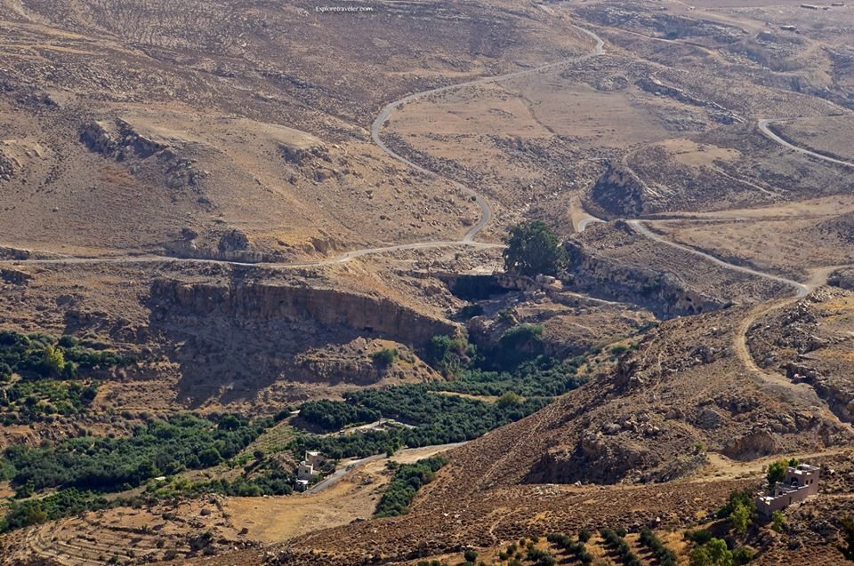 上图：尼波山脚的穆萨旱溪（Wadi Ayun Musa），可能就是「伯·毗珥对面的谷」，摩西最后葬在这谷中（三十四6）。